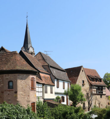 Alte Mauern & Weinreben Unterwegs rund um die Heimat des Gewürztraminers Alte Mauern & Weinreben Unterwegs rund um die Heimat des Gewürztraminers